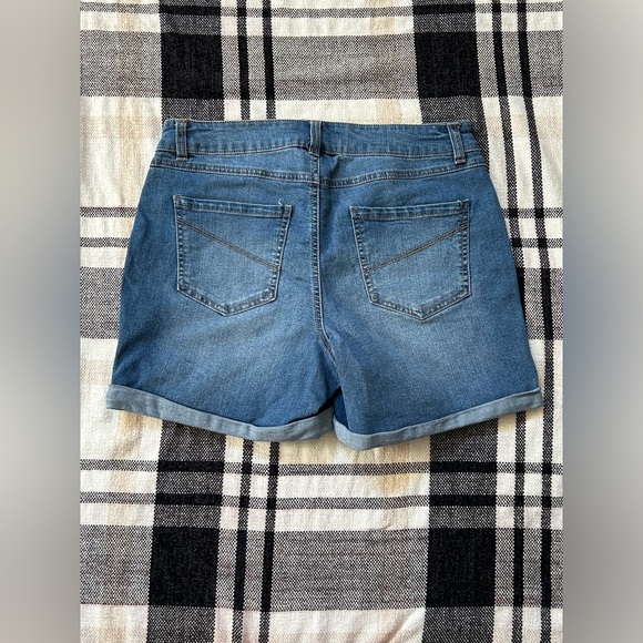 D. Jeans Shorts - Picture 2 of 3